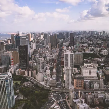 上空から見た東京の街並み