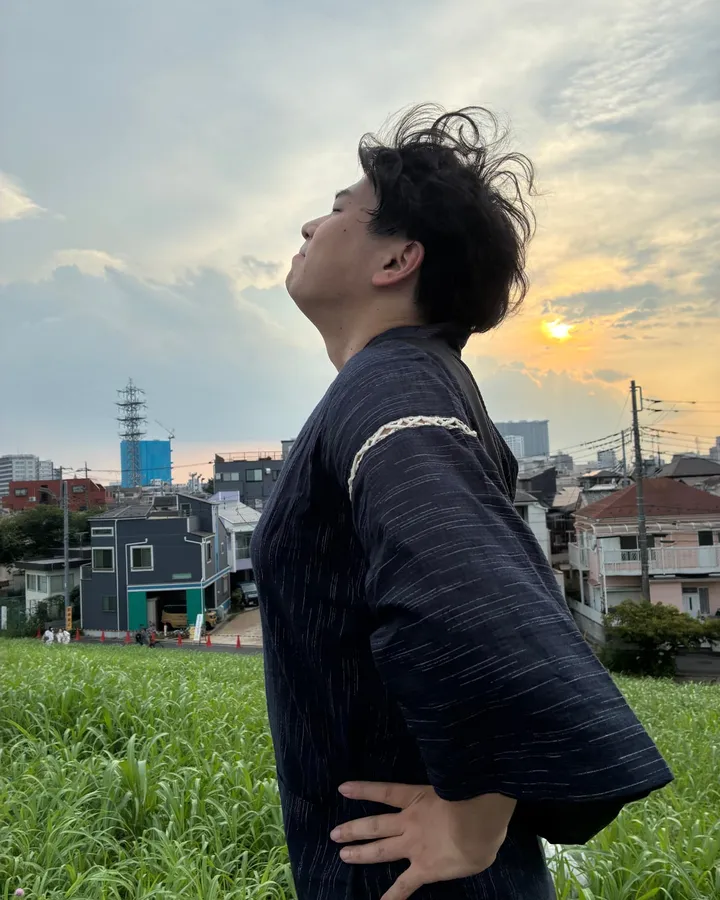 夕暮れの草地に立っているところ