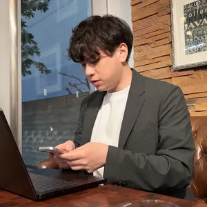 カフェでノートパソコンに向かっているところ